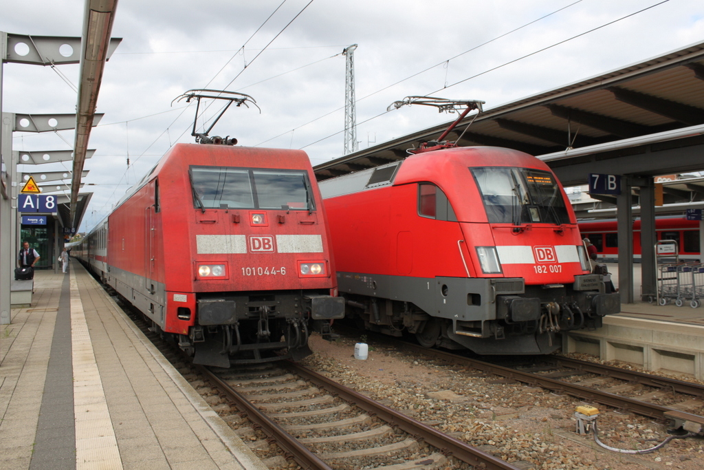 101 044-6+101 084-2(hinten)mit IC 2417 von Stralsund Hbf nach K�ln bei der Ausfahrt im Rostocker Hbf.18.09.2016