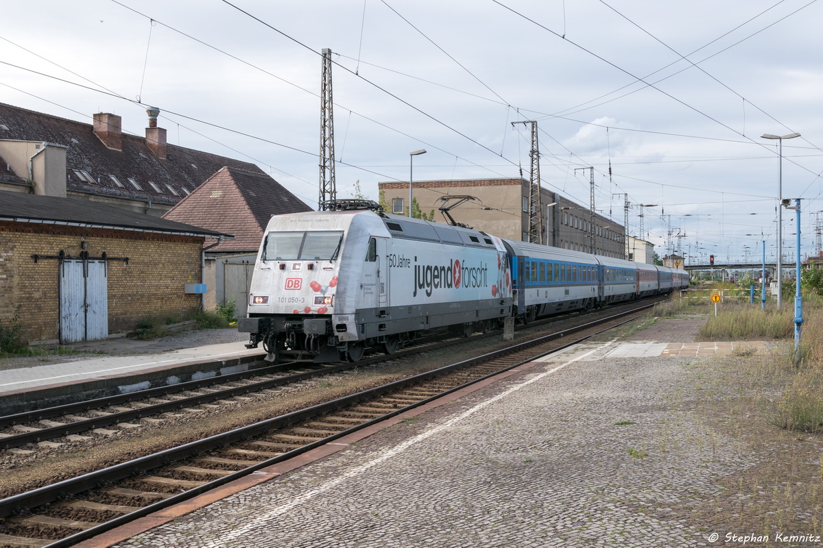 101 050-3  Jugend forscht  mit dem EC 379  Carl Maria von Weber  von Stralsund Hbf nach Praha hl.n. in Falkenberg(Elster). 15.09.2015