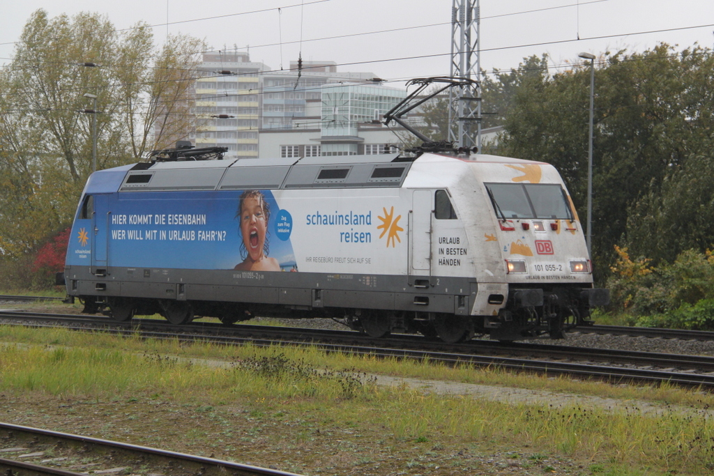 101 055-2  Schauinsland Reisen beim Rangieren am Mittag des 28.10.2016 im Rostocker Hbf.