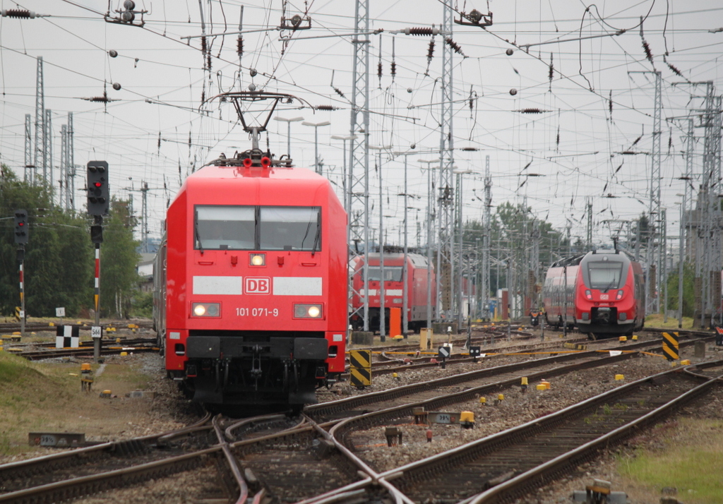 101 071-9 mit IC 2388(Leipzig-Warnem�nde)bei der Einfahrt im Rostocker Hbf.22.07.2017