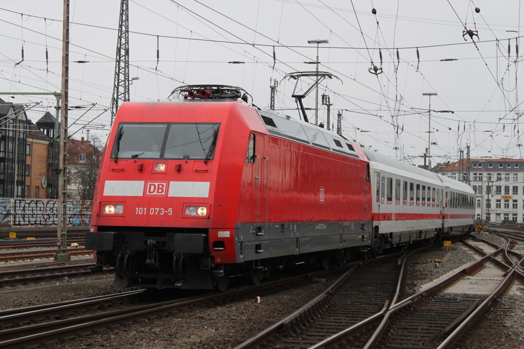 101 073-5 mit IC 1949(Hannover-Leipzig)bei der Bereitstellung im Hbf Hannover.11.03.2016