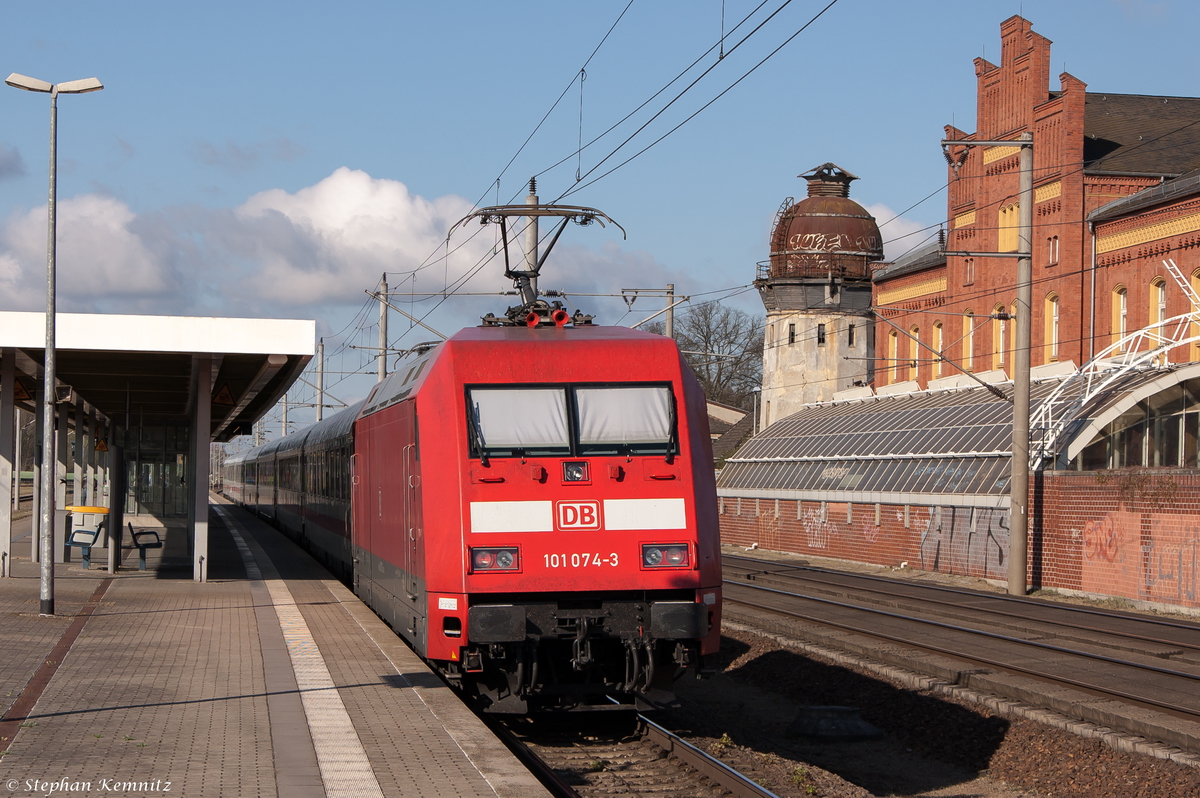 101 074-3 schiebte ihren IC 148 von Berlin Hbf (tief) nach Deventer in den Bahnhof Rathenow rein. 18.04.2015