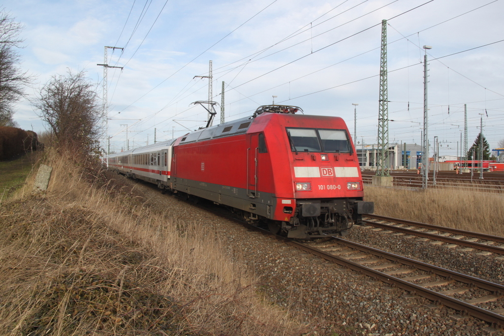 101 080-0 mit IC 2417(Rostock-Kln)bei der Ausfahrt im Rostocker Hbf.07.02.2016