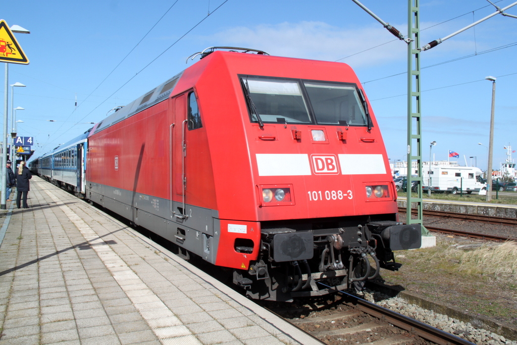 101 088-3 mit EC 179(Warnem�nde-Prag)stand am 03.04.2015 im Bahnhof Warnem�nde.