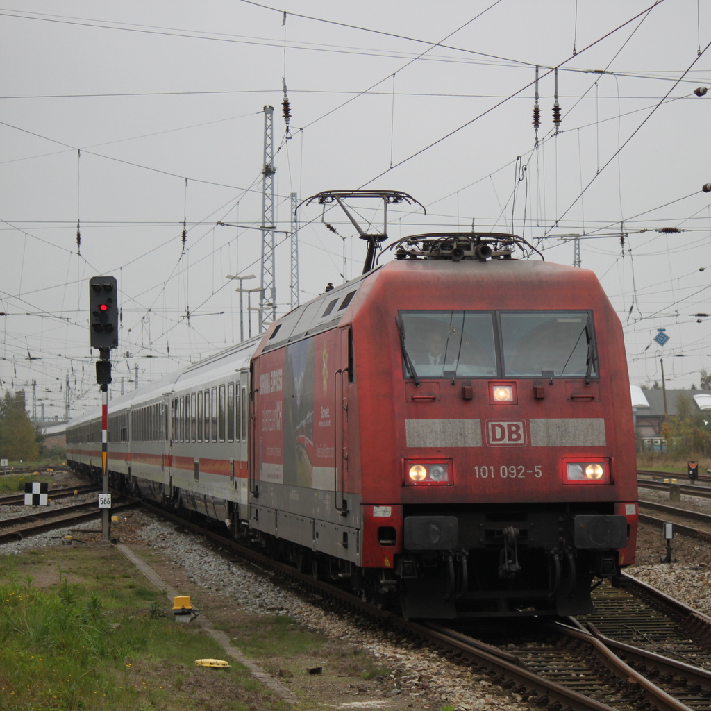 101 092-5 mit IC 2405 von Stralsund nach Kln bei der Einfahrt im Rostocker Hbf.18.10.2014