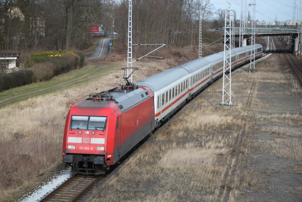 101 095-8 mit IC 2377(Binz-Karlsruhe)bei der Durchfahrt im Haltepunkt Rostock-Kassebohm.10.03.2017