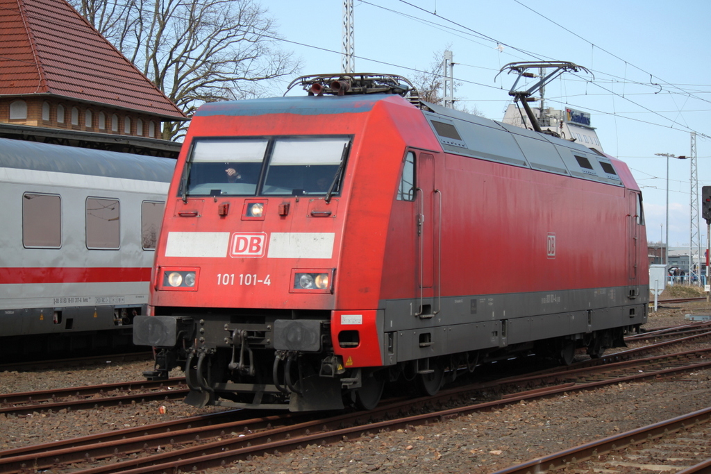 101 101-4 beim rangieren im Bahnhof Warnem�nde.06.04.2015