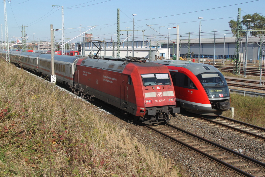 101 105-5 mit IC 2213 von Ostseebad Binz nach Stuttgart Hbf bei der Ausfahrt im Rostocker Hbf.10.10.2015