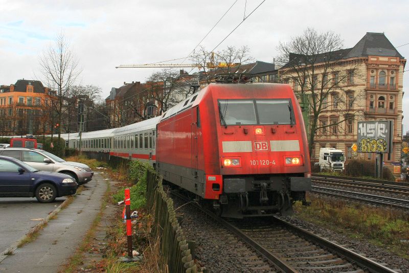 101 120 mit InterCity bei Einfahrt in Hamburg-Dammtor am 19.12.2014