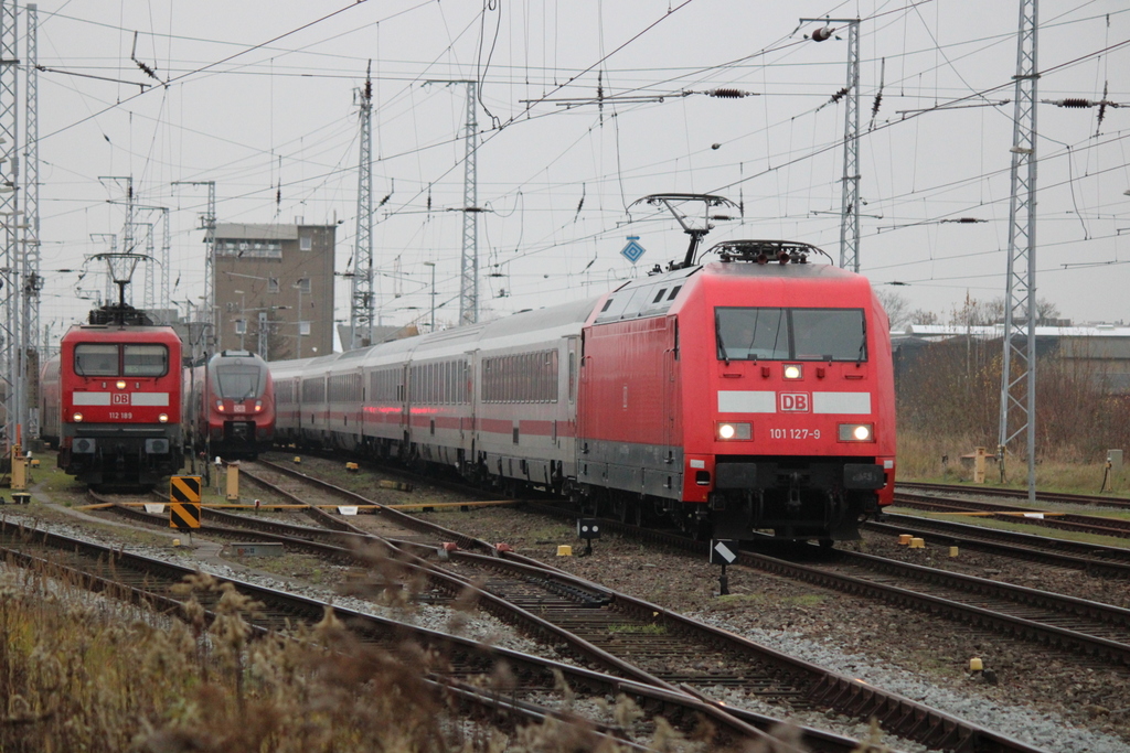 101 127-9 mit IC 2212(Koblenz-Rostock)bei der Einfahrt im Rostocker Hbf.11.12.2020