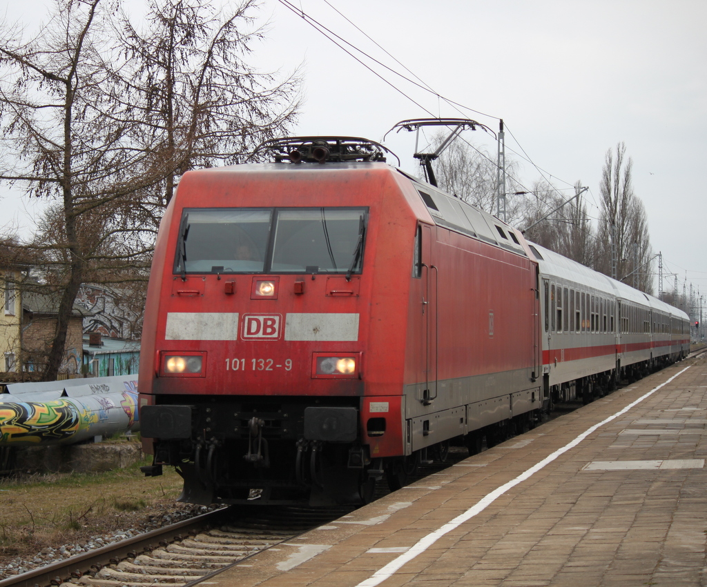 101 132-9 mit IC 2239(Warnemnde-Leipzig)bei der Durchfahrt im Haltepunkt Rostock-Holbeinplatz.27.03.2015