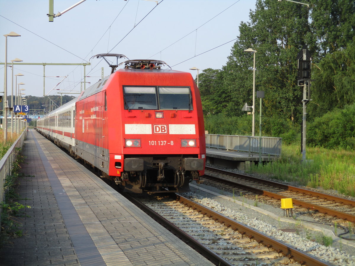 101 137 mußte mit dem Leerpark Binz-Stralsund,am 08.August 2020,wegen haltzeigendes Signal in Bergen/Rügen halten.