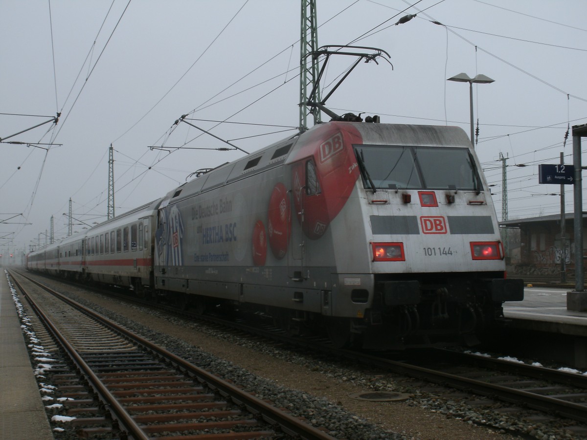 101 144-4 am Schluß vom IC 2377 Binz-Frankfurt Main Hbf,am 18.Januar 2014,in Bergen/Rügen.