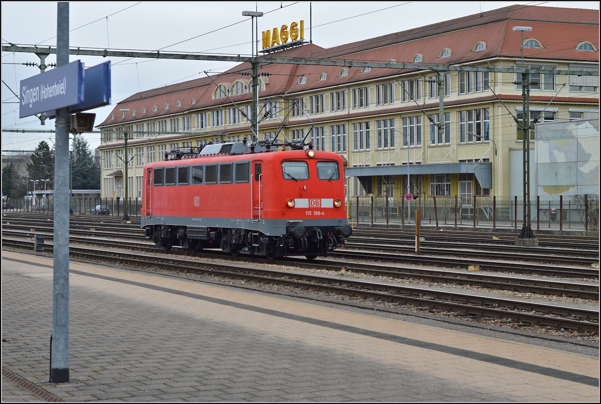 110er-Glück in Singen.

Der Kasten 110 198-4 parkt auf den Gütergleisen des Bahnhofs Singen, vor der prächtigen Kulisse des Maggi-Werks. Februar 2014.