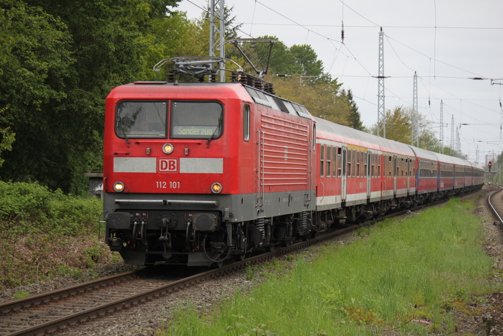 112 101-1 mit dem 2.Kreuzfahrer-Sonderzug von Warnemnde nach Berlin bei der Durchfahrt im Haltepunkt Rostock-Bramow.16.05.2015