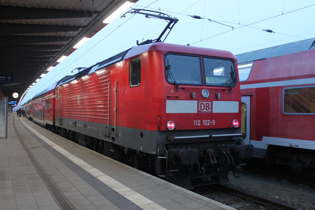 112 102-9 mit RE 4355(Rostock-Elsterwerda)kurz vor der Ausfahrt im Rostocker Hbf.19.03.2016