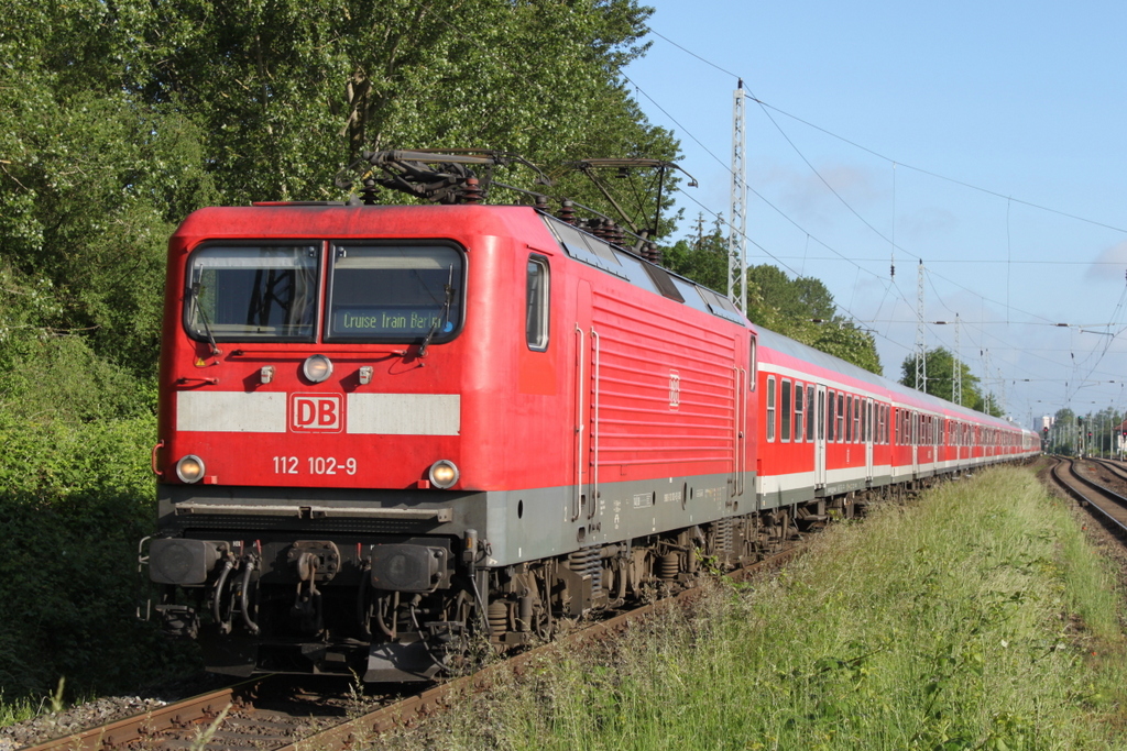 112 102 mit RE 13290 von Warnem�nde nach Berlin-Ostbahnhof bei der Durchfahrt in Rostock-Bramow.05.06.2017