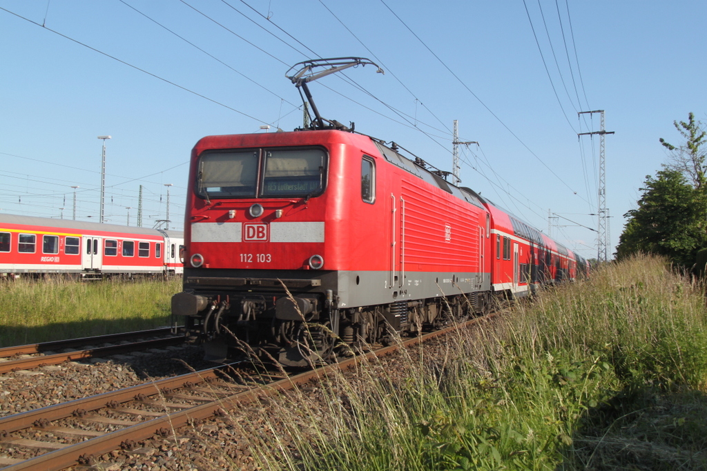 112 103-7 mit RE5(RE 4367)von Rostock Hbf nach Lutherstadt Wittenberg bei der Ausfahrt am 12.06.2015 im Rostocker Hbf.