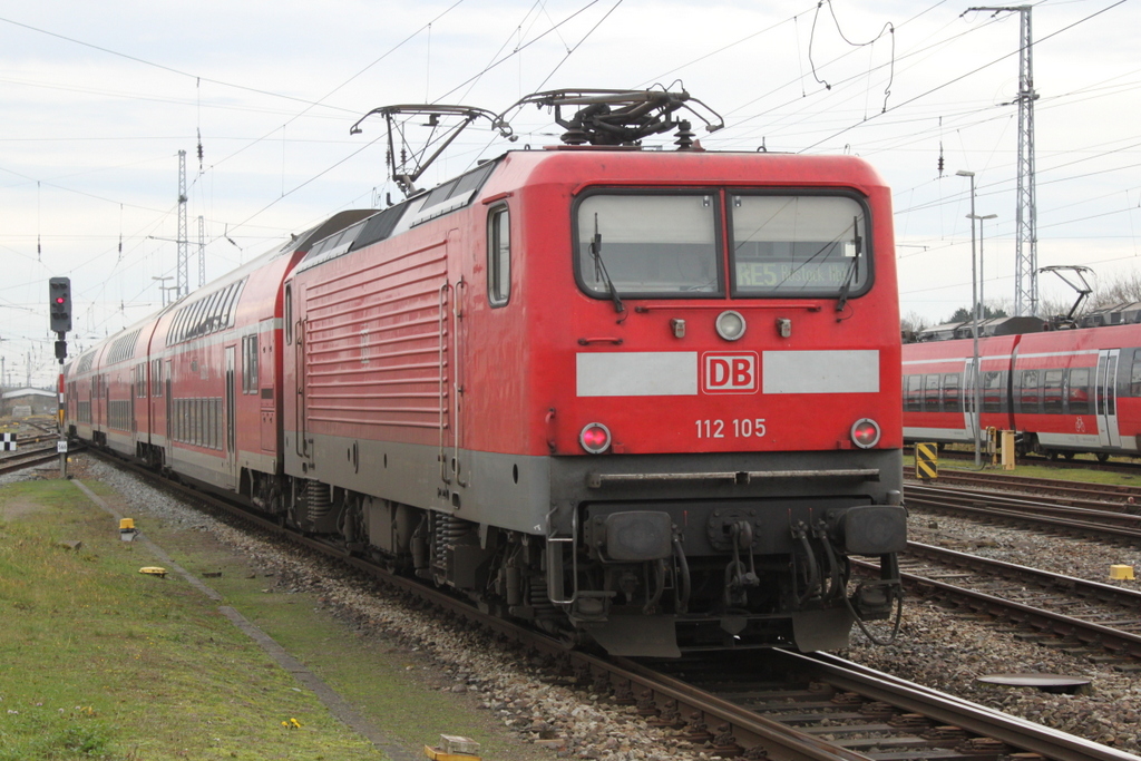 112 105 beim Rangieren im Rostocker Hbf.20.12.2015