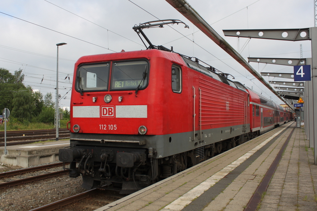 112 105 mit RE 1(Hamburg-Rostock)kurz nach der Ankunft im Rostocker Hbf.30.07.2016