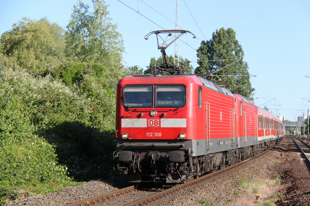 112 106+112 129-2 mit RE 13290 von Warnem�nde nach Berlin-Ostbahnhof bei der Durchfahrt im Haltepunkt Rostock-Marienehe.11.06.2016