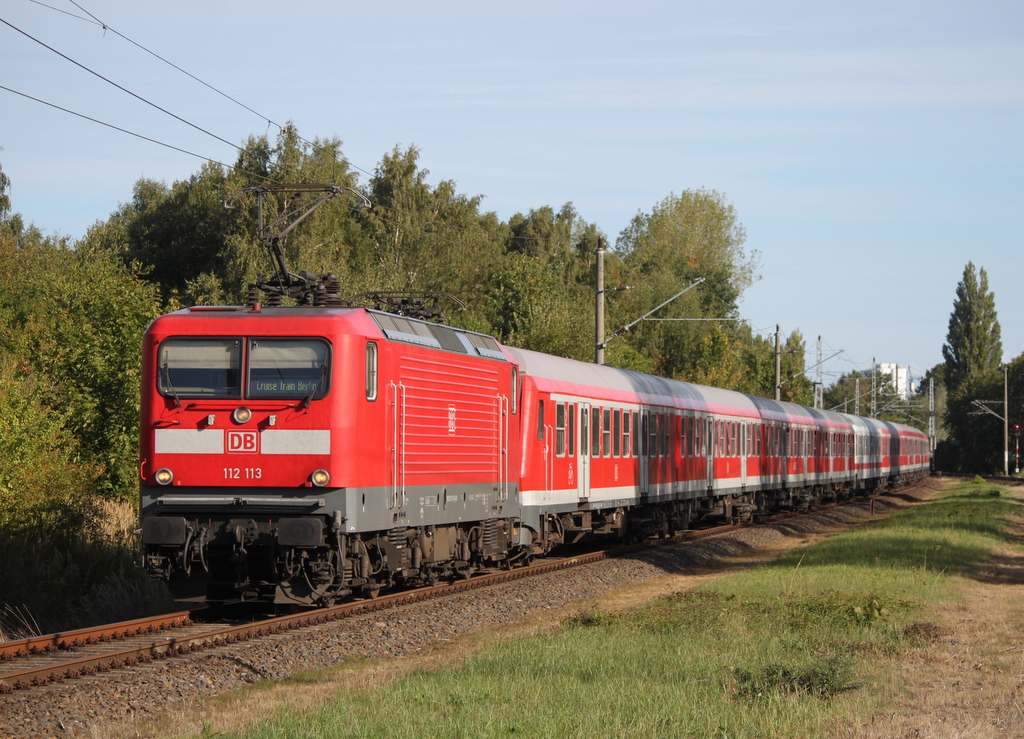 112 113-6 mit RE 13290 von Warnemünde nach Berlin-Ostbahnhof bei der Durchfahrt um 10:02 Uhr in Rostock-Lichtenhagen.16.09.2018