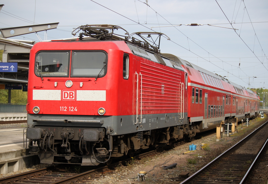 112 124-3 stand am Streiktag des 09.05.2015 mit RE 4361 von Rostock Hbf nach Berlin Hbf(tief) von 09:23-12:34 im Rostocker Hbf