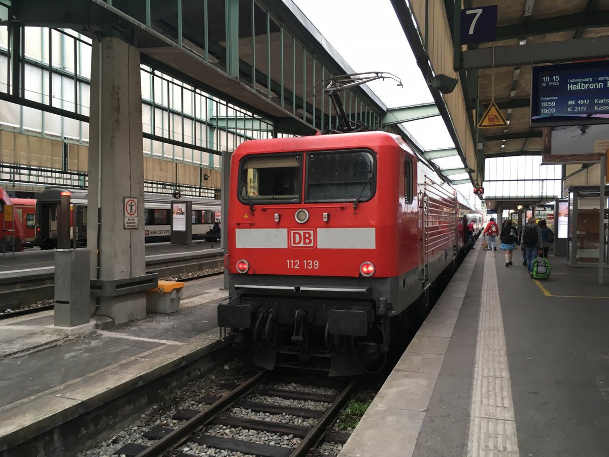 112 139 am 3.10.16 abfahrbereit als Rb 39926 nach Heilbronn hbf in Stuttgart hbf.