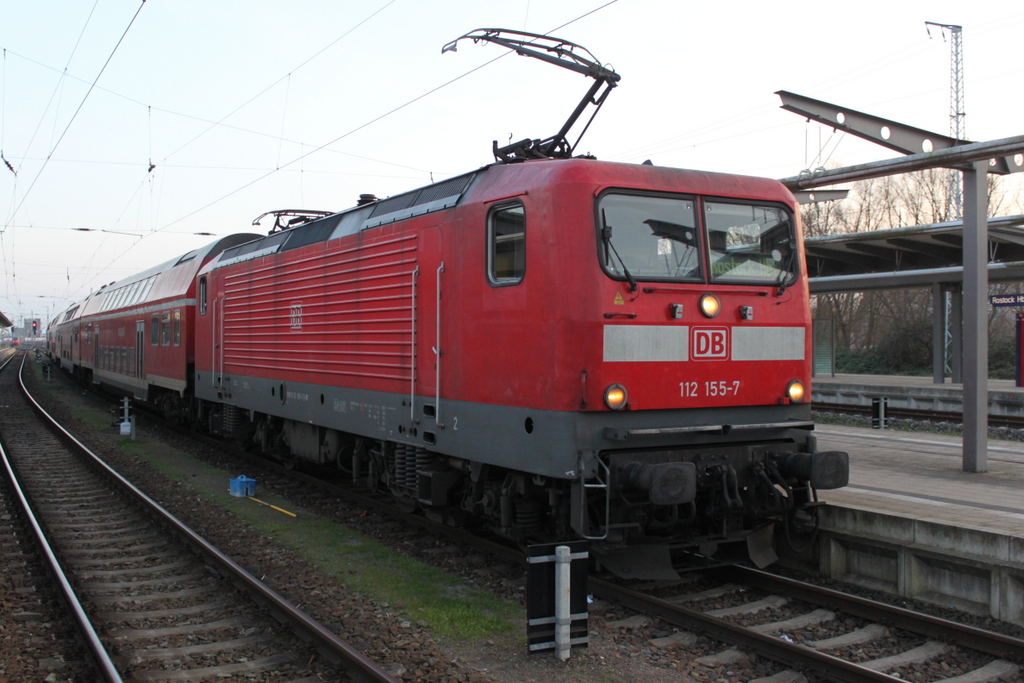 112 155-7 stand am 30.12.2015 mit dem Ersatzzug im Rostocker Hbf.