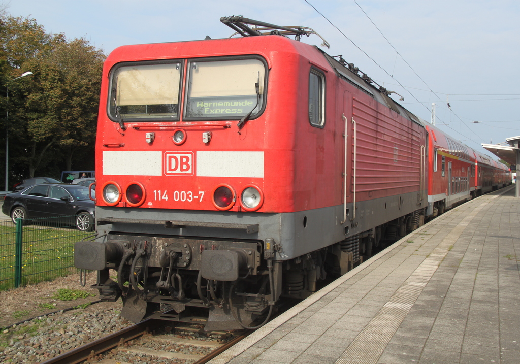 114 003-7+143 193-1(hinten)waren mit dem Warnemnde-Express 18591 von Warnemnde nach Berlin Hbf(tief)in Warnemnde abgestellt.28.09.2014