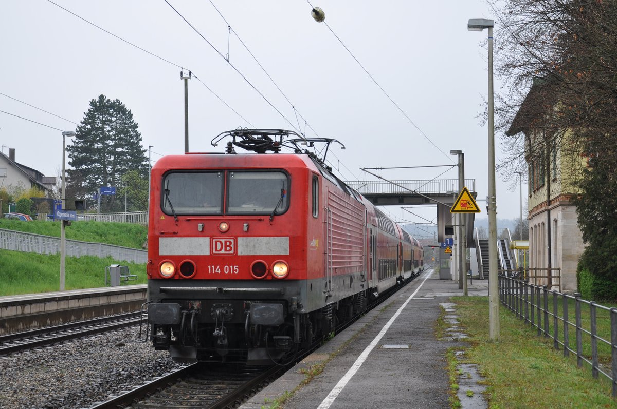 114 015 stand am 18.04.2019 im Bahnhof von Oppenweiler (Württ) und wartete auf die Weiterfahrt als RE nach Nürnberg Hbf. 