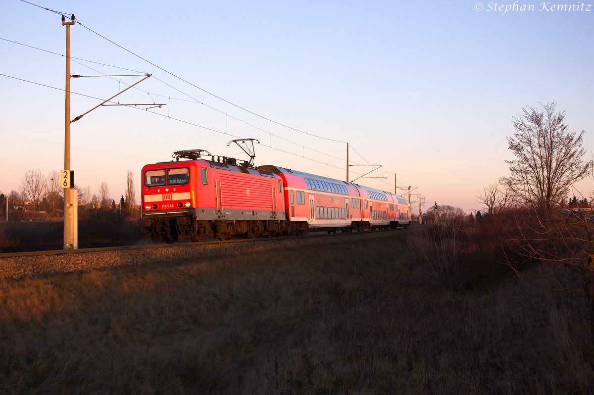 114 028 mit dem RE20 (RE 17620) von Halle(Saale)Hbf nach Uelzen in Stendal(Wahrburg). 30.12.2013