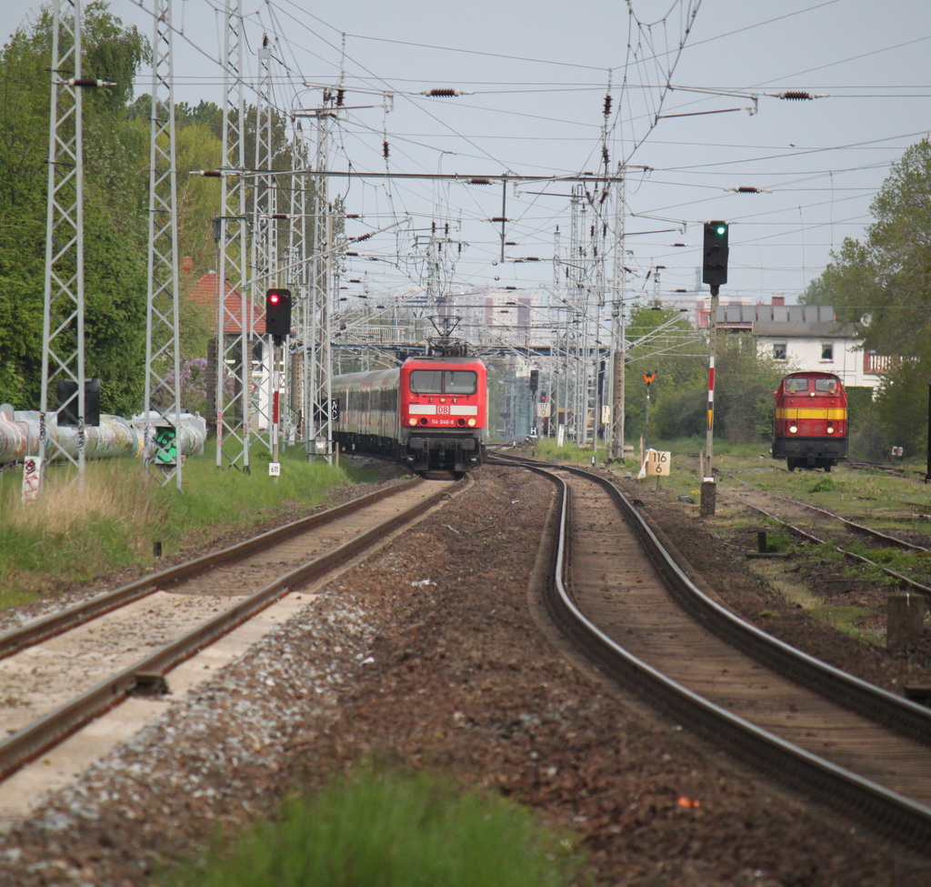 114 040-9 mit Sonderzug 13290 von Warnemnde nach Berlin-Zoo bei der Ausfahrt im Haltepunkt Rostock-Bramow neben an war 346 811-3(Werklok 3)der Firma Rostocker Fracht und Fischereihafen am randalieren.12.05.2015