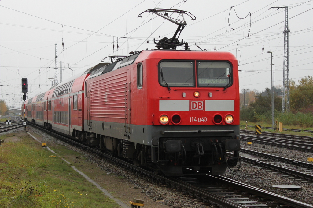 114 040 mit RE 5(RE 4361)von Rostock Hbf nach W�nsdorf-Waldstadt bei der Bereitstellung im Rostocker Hbf.04.11.2016