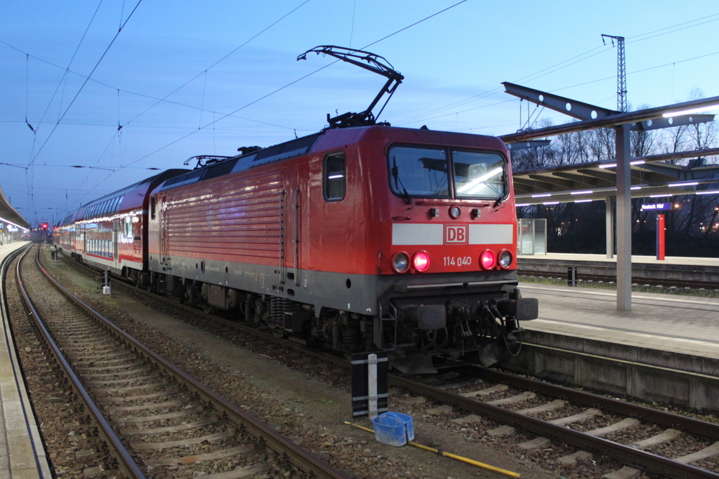 114 040 mit RE5 von Rostock Hbf nach W�nsdorf-Waldstadt kurz vor der Ausfahrt um 16:34 Uhr im Rostocker Hbf.21.12.2016