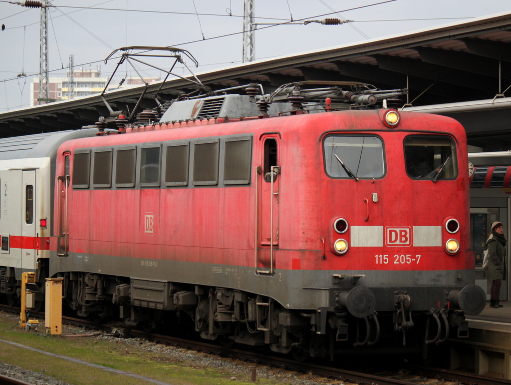 115 205-7 mit IC 2239 von Rostock Hbf nach Leipzig Hbf  im Rostocker Hbf.17.01.2014