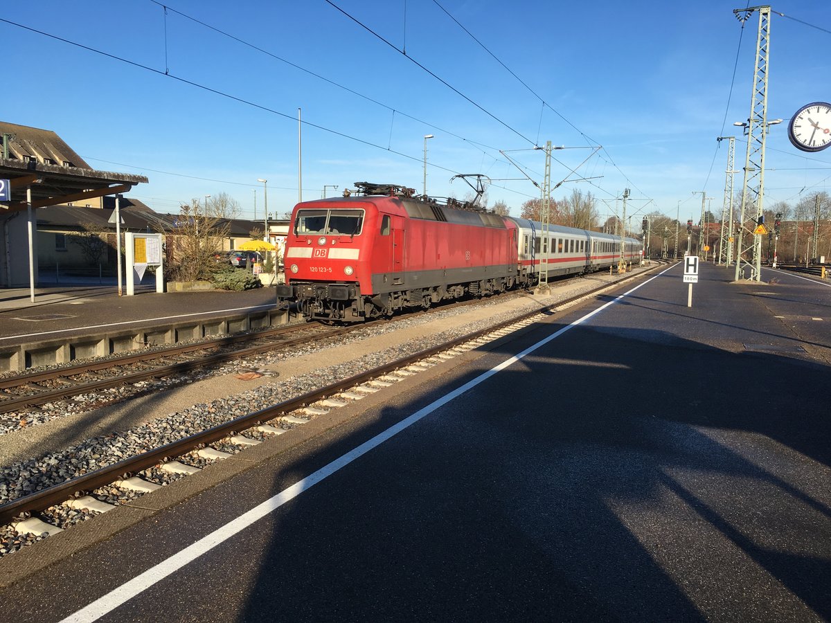 120 123 als Ic 2160 (Nürnberg Hbf - Karlsruhe Hbf) bei der Einfahrt am 10.12.16 in den Bahnhof Crailsheim