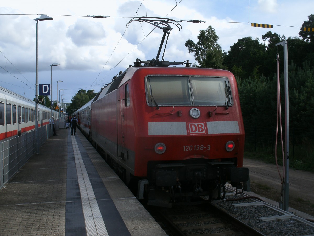 120 138-3 brachte als Schublok den IC 2355 aus Frankfurt Flughafen,am 13.August 2013,nach Binz.