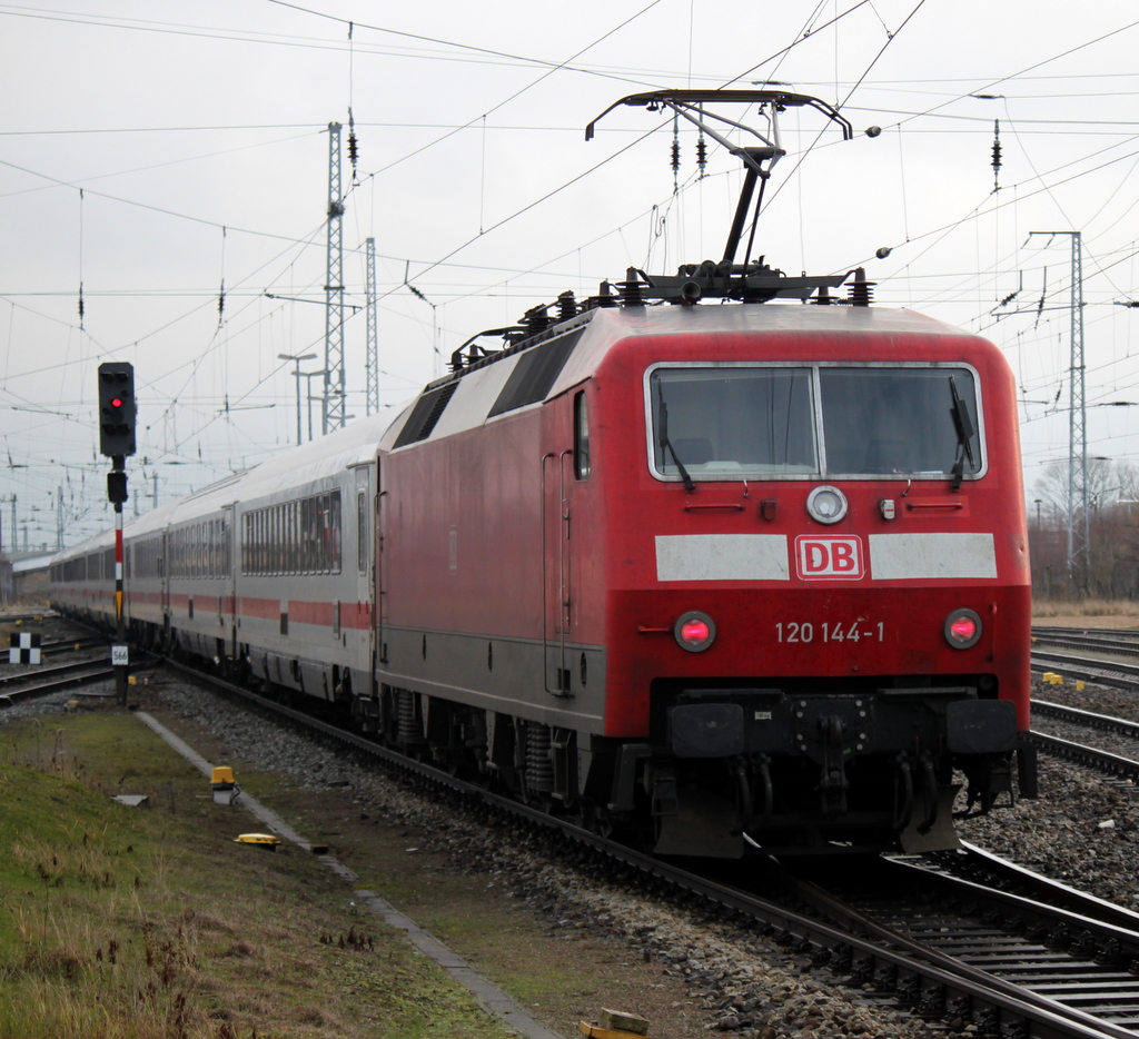 120 144-1 mit IC 2212 von Koblenz Hbf nach Ostseebad Binz bei der Ausfahrt im Rostocker Hbf.05.01.2014