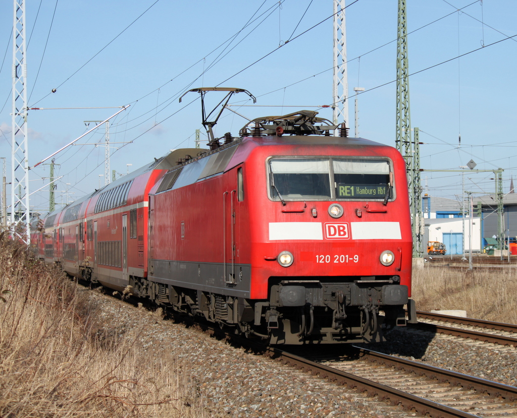 120 201-9 mit RE 4310 von Rostock Hbf nach Hamburg Hbf bei der Ausfahrt im Rostocker Hbf.23.02.2014