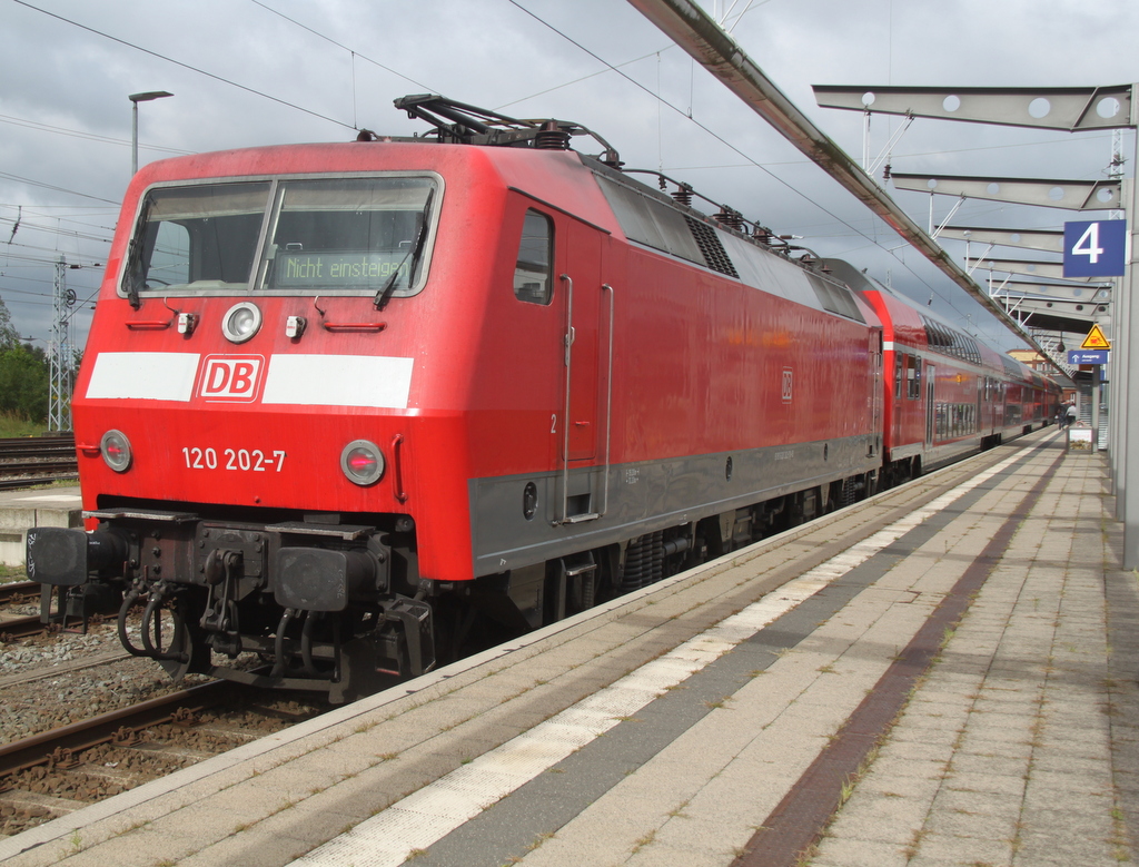 120 202-7 stand am 06.09.2015 im Rostocker Hbf mit dem RE 1 Park 