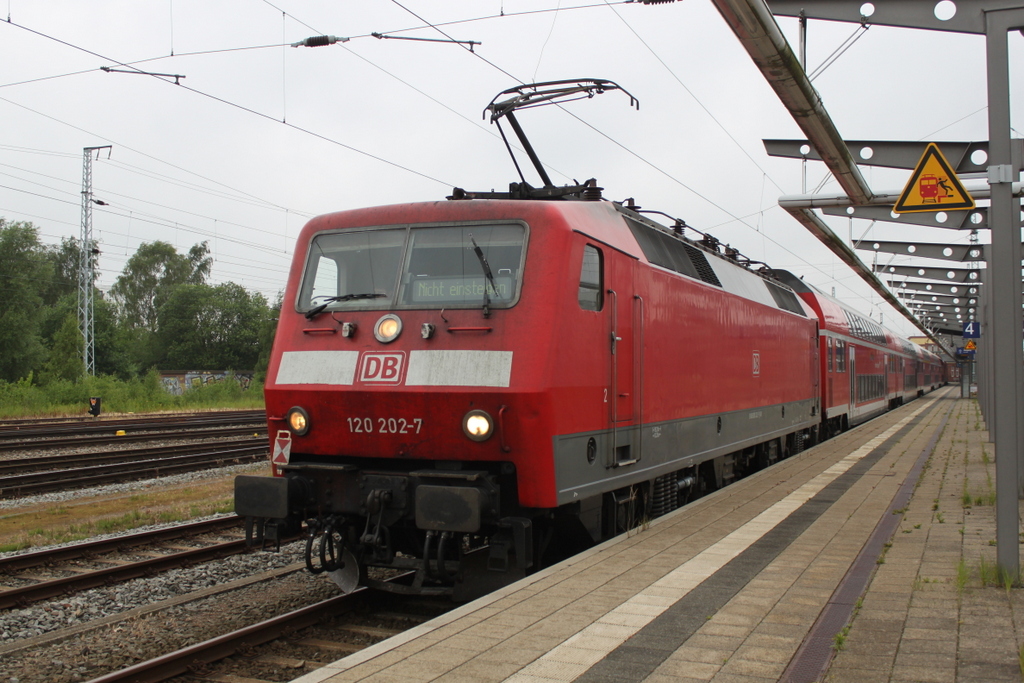 120 202-7 stand mit leichten Unfall-Schäden am Räumer im Rostocker Hbf.24.06.2017