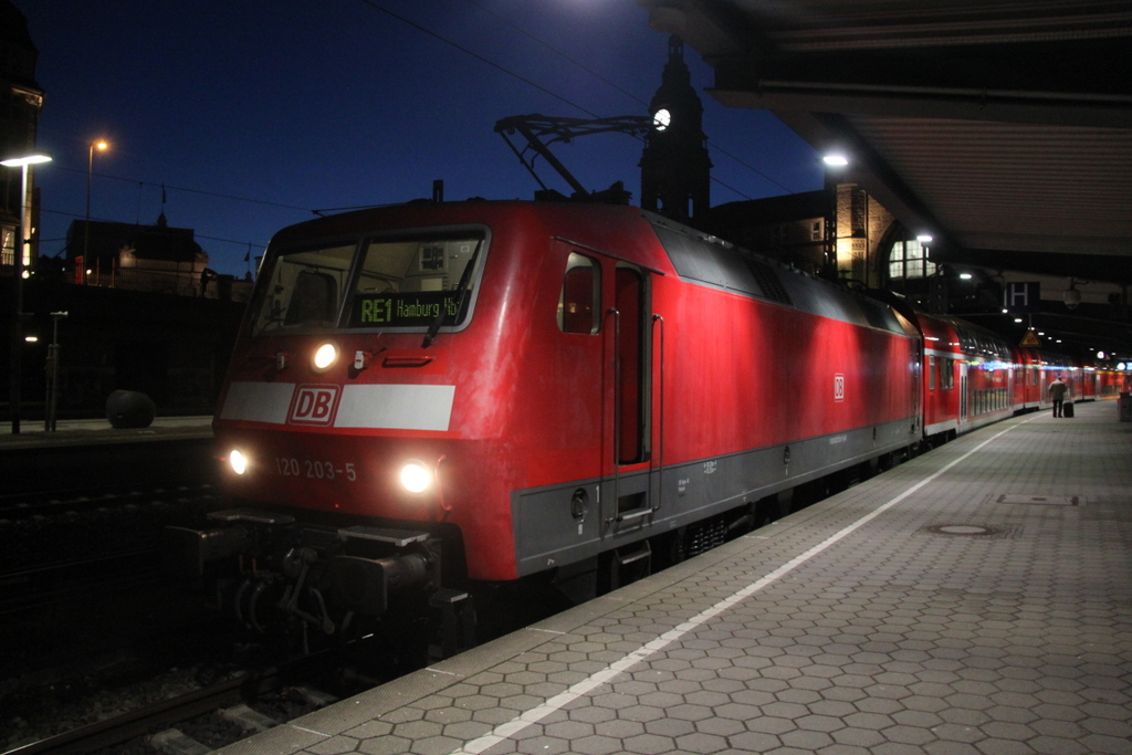 120 203-5 mit RE1(Hamburg-Rostock)im Hamburger Hbf.17.01.2015