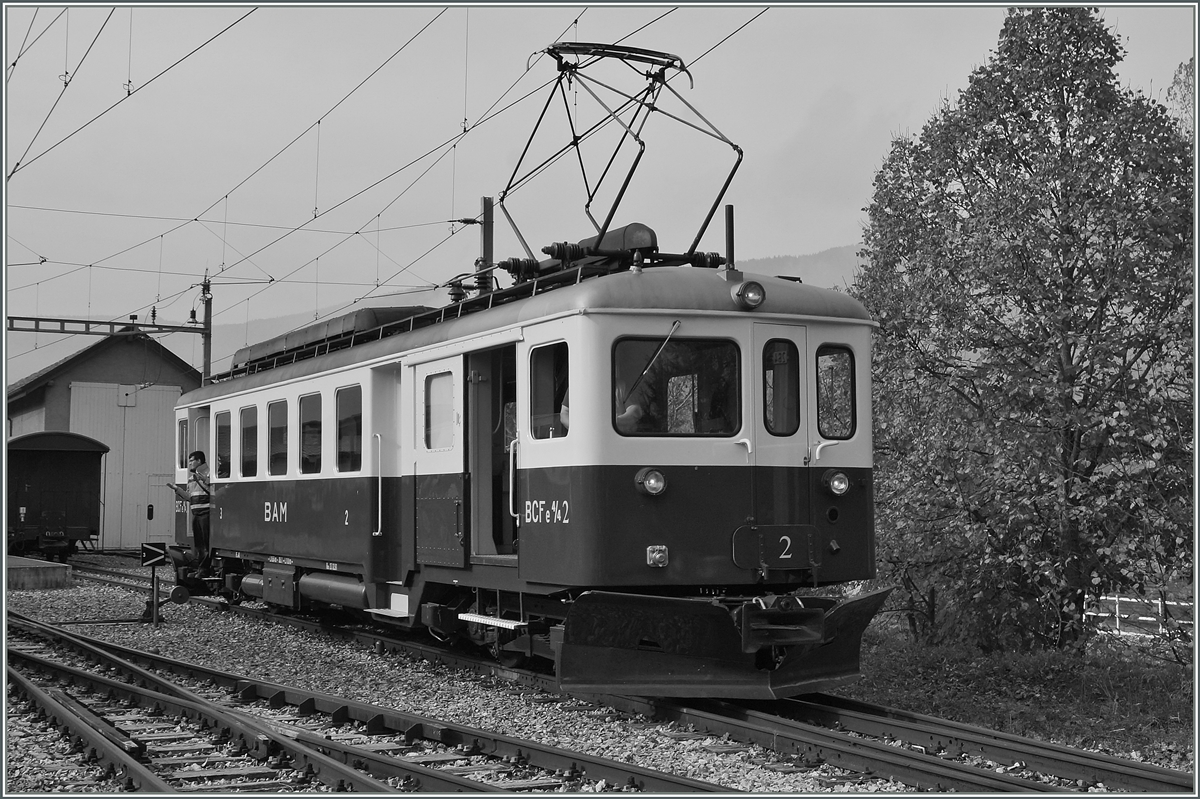120 Jahren BAM MBC: Der historische BCFe 4/4 N° 2 und sein AB übernahmen zum 120.BAM Jubilämsfest die Planleistungen auf der Strecke Apples - L'Isle Mont la Ville (sowie zwei Extrazugpaare nach Bière) Trotz des geringen Verkehrsaufkommens in L'Isle Mont la Ville verfügt der Bahnhof über eine Intrastruktur, welche das Umfahren problemlos erlauben, auch wenn dann die Reisenden nicht direkt am Bahnsteig einsteigen können.
24. Okt. 2015