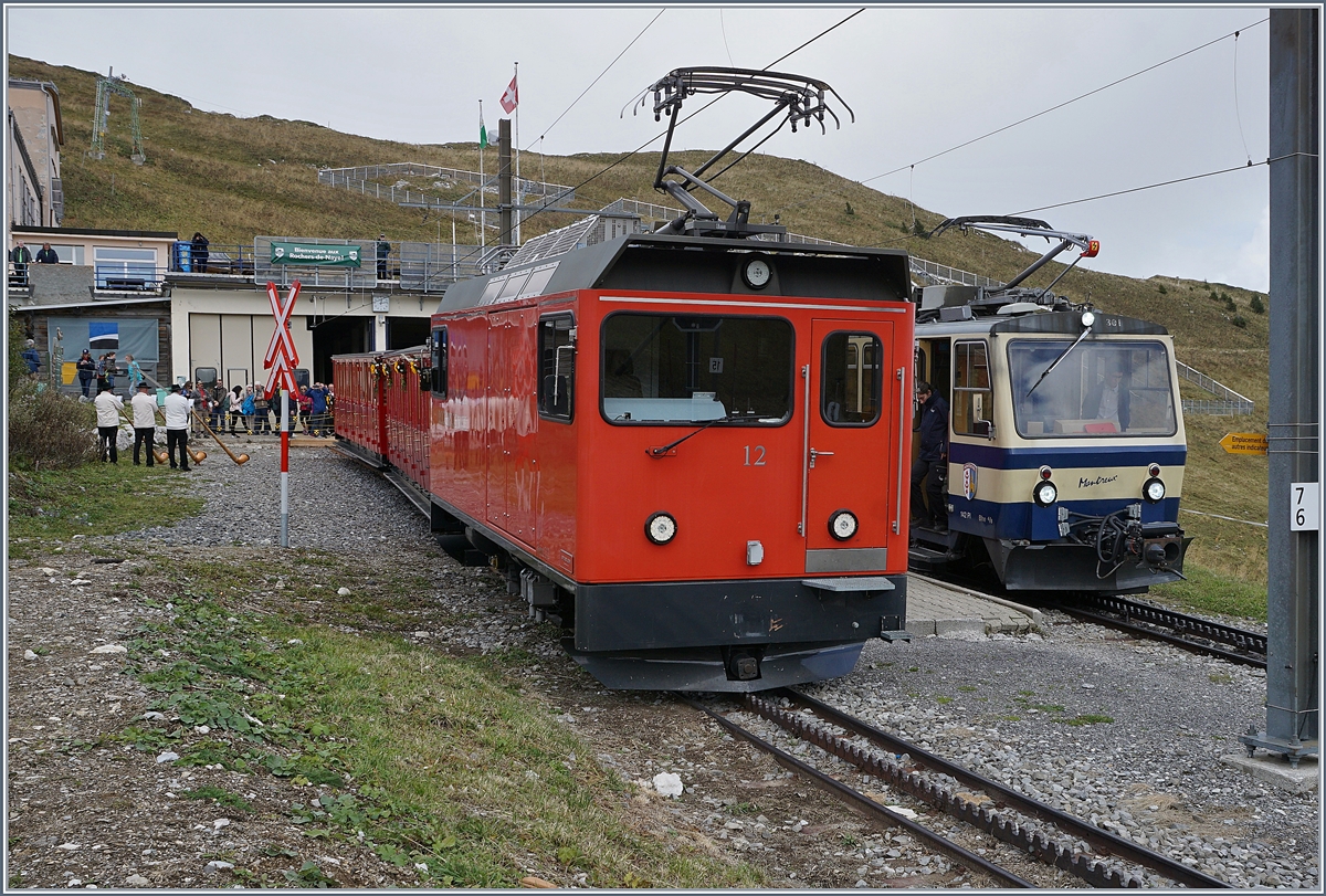 125 Jahre Rochers de Naye Bahn 1897 - 2017: die Feierlichkeiten zum Jubiläum 125 Jahre Rochers de Naye Bahn fanden Mitte September statt, wobei auf dem Rochers de Naye  nur  bahnfremde Aktivitäten angeboten wurden, wie z.B die ganz links im Bild zu sehende Alphornbläser. 
Das eigentliche Motiv aber ist der Hem 2/2 N° 12 mit dem blumengeschmückten Belle Epoque Zug.
16. Sept. 2017