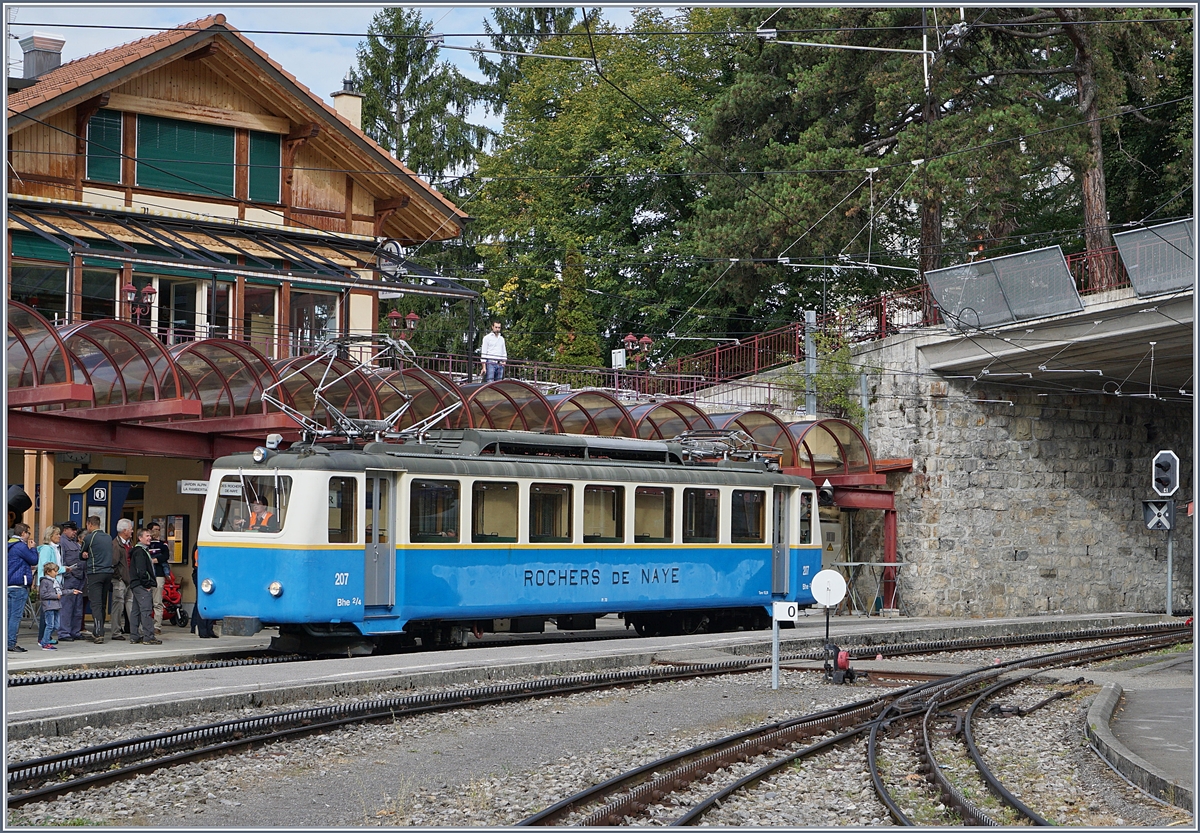 125 Jahre Rochers de Naye Bahn 1897 - 2017: die Feierlichkeiten zum Jubiläum 125 Jahre Rochers de Naye Bahn fanden Mitte September statt, unter anderem mit einer live kommentierten Fahrzeugparade in Glion.
Als zweiter Programmpunkt zeigte sich der Bhe 2/4 207.
16. Sept. 2017