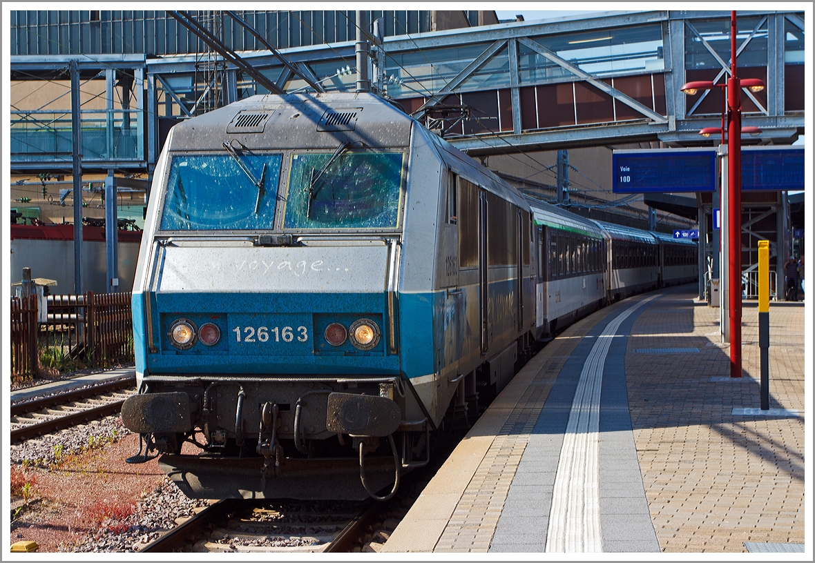 126163 der SNCF im  en voyage  Design mit dem IC 296 Mulhouse - Luxembourg am 17.06.2013 im Bahnhof Luxemburg (Stadt). 

Die Lok hat die NVR-Nummer 91 87 0026 163-2 F-SNCF sie ist eine Zweisystemlok der Serie BB 26000 die vom Alstom (ehem. Alsthom) gebaut wurde. 
Die BB 26000 ist unter dem Kunstnamen  Sybic  gut bekannt, dieses wurde aus synchrone für die Synchronmotoren und bicourant für die Zweisystemfähigkeit gebildet.