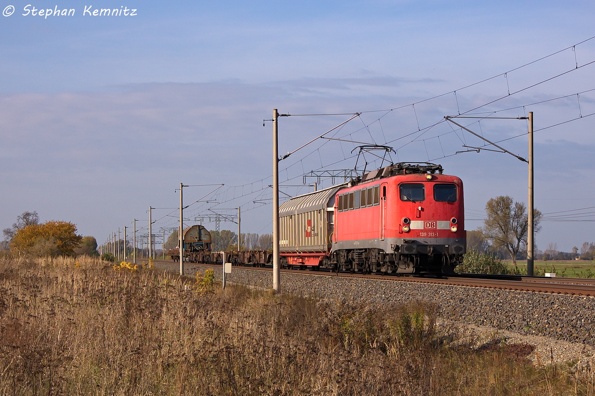 139 313-1 DB Schenker Rail Deutschland AG mit einem gemischtem G�terzug in Vietznitz und fuhr in Richtung Nauen weiter. 22.10.2013