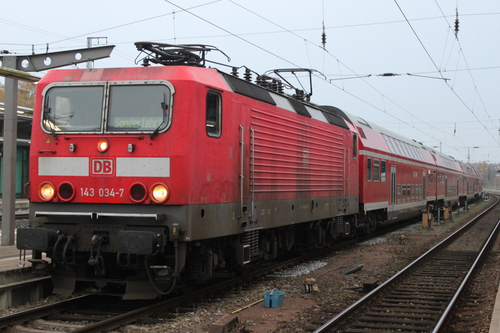 143 034-7 vom Bh Halle(Saale)mit Fu�ball-Sonderzug 17555 von Rostock Hbf nach Magdeburg-Herrenkrug bei der Ausfahrt im Rostocker Hbf.05.11.2016