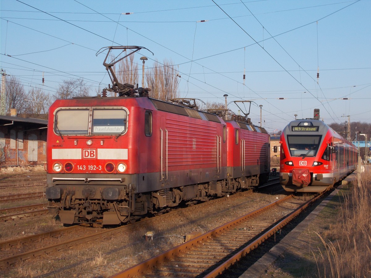 143 192-3,143 934-8 und der 429 028-4 ließen sich,am 03.Januar 2015,in Bergen/Rügen verewigen.